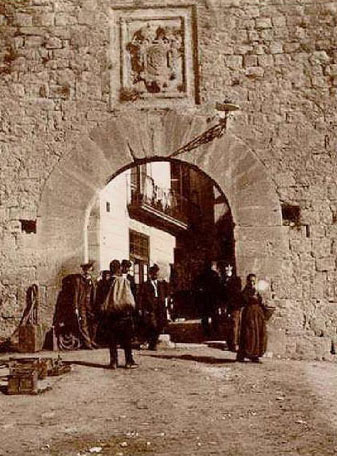 El portal de l'&Agrave;ngel. Detall d'una imatge de 1901