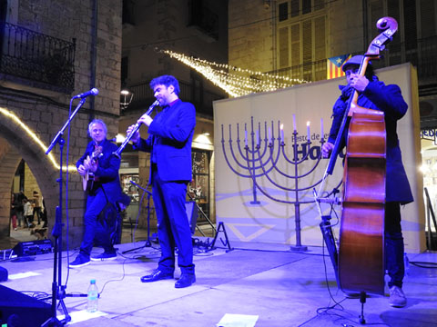 Cat Klezmer Trio durant la seva actuaci&oacute; musical