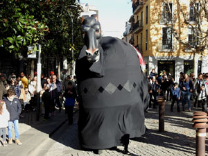 Nadal 2022. Cercavila i Els Pastorets de la Mula Baba a la pla&ccedil;a del Pallol per la coral de l'ADAC. Ajuntament de Girona