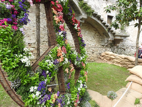 Temps de Flors 2022. Passeig Arqueol&ograve;gic - Sortida del Claustre de la Catedral