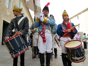 XIV Festa Reviu els Setges Napole&ograve;nics de Girona. Desfilada pels carrers de Girona