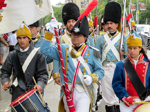 XIV Festa Reviu els Setges Napole&ograve;nics de Girona. Desfilada pels carrers de Girona