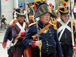 XIV Festa Reviu els Setges Napole&ograve;nics de Girona. Desfilada pels carrers de Girona