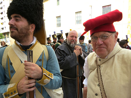 XIV Festa Reviu els Setges Napole&ograve;nics de Girona. Desfilada pels carrers de Girona