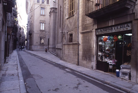 El carrer de l'Albereda. En primer terme, la fa&ccedil;ana de la lampisteria Manuel Trias. 1990
