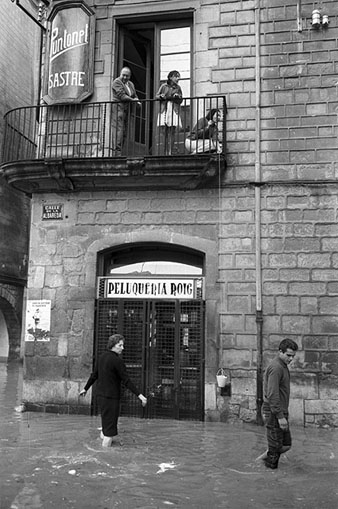 La perruqueria Roig, a l'encreuament entre la pujada del pont de Pedra i el carrer de l'Albereda, durant una inundaci&oacute;. 1962