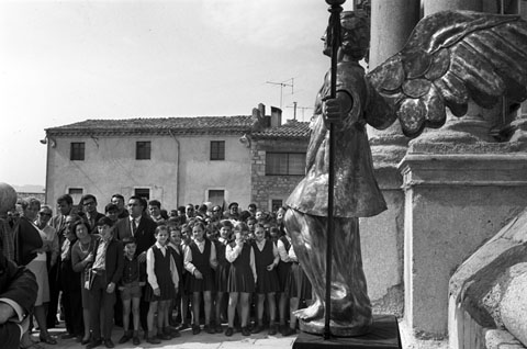 Col&middot;locaci&oacute; de la nova escultura de l'&Agrave;ngel de la Catedral. Un grup d'escolars i curiosos observen l'&Agrave;ngel abans d'ascendir-lo al campanar. 1968