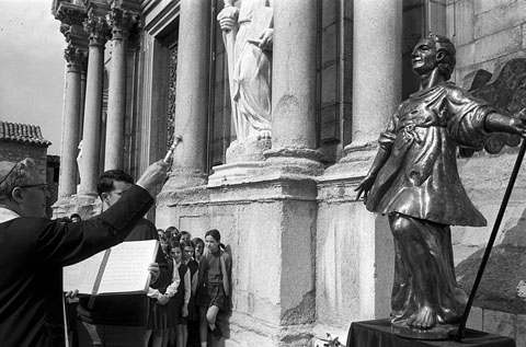 Col&middot;locaci&oacute; de la nova escultura de l'&Agrave;ngel de la Catedral. Benedicci&oacute; pel bisbe Jubany. 1968