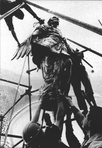 Col&middot;locaci&oacute; de la nova escultura de l'&Agrave;ngel de la Catedral. 1968