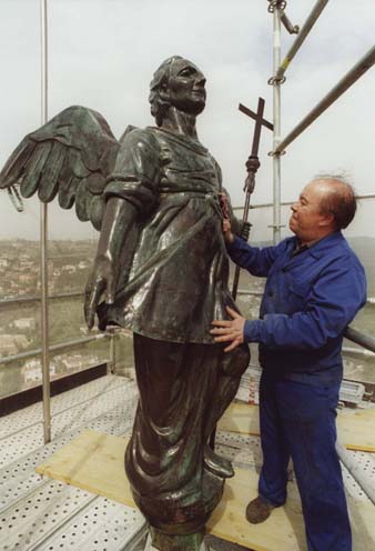 Obres de restauraci� del campanar de la Catedral dutes a terme entre gener i setembre de 2003. Neteja de l'&Agrave;ngel a c&agrave;rrec de Joan Ensesa. 2003