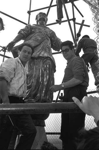 Col&middot;locaci&oacute; de la nova escultura. Ascensi&oacute; de la pe&ccedil;a fins al cupul&iacute; del campanar. 1968