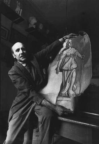 Ramon Maria Carrera mostra el primer esb&oacute;s de l'&Agrave;ngel de la Catedral de Girona. 1983