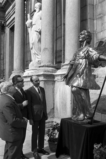 L'&Agrave;ngel amb l'escultor Ramon Carrera, el calderer Pere Mulleras i el fonedor Francesc Xavier Alberch. 1968