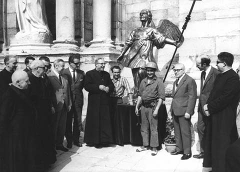 Acte oficial amb motiu de la col&middot;locaci&oacute; de l'&agrave;ngel nou al campanar de la Catedral. Entre els assistents a l'acte Mn. Taberner, l'alcalde Josep Bonet, el governador civil V&iacute;ctor Hell&iacute;n Sol, el bisbe Narc&iacute;s Jubany i l'artista Ramon Carrera. 1968