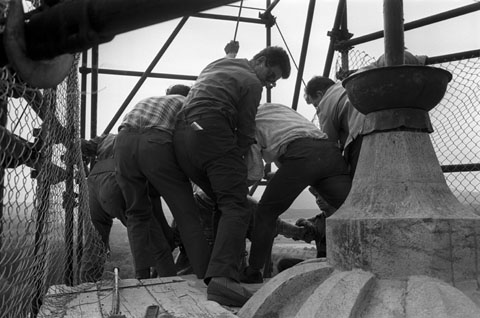 Col&middot;locaci&oacute; de la nova escultura de l'&Agrave;ngel de la Catedral. Ascensi&oacute; de l'escultura fins al cupul&iacute; del campanar. 1968