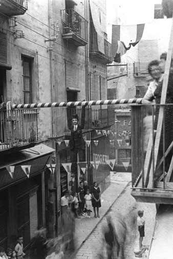 El Tarl&agrave; penjat al carrer de l'Argenteria durant les festes de Primavera. 1942