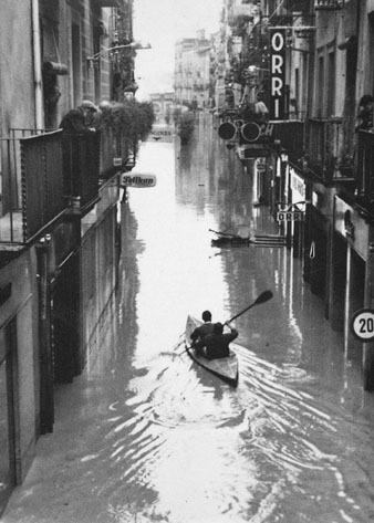 Inundaci&oacute; per desbordament de l'Onyar a l'Argenteria. 1962