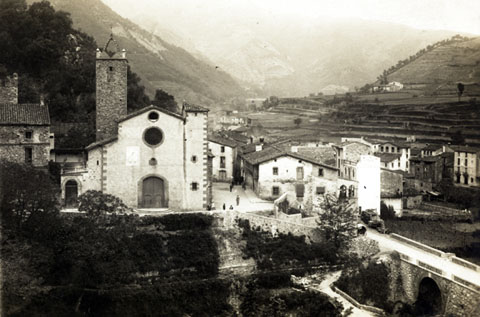 Vista general del poble d'Osor amb l'esgl&eacute;sia de Sant Pere. 1918