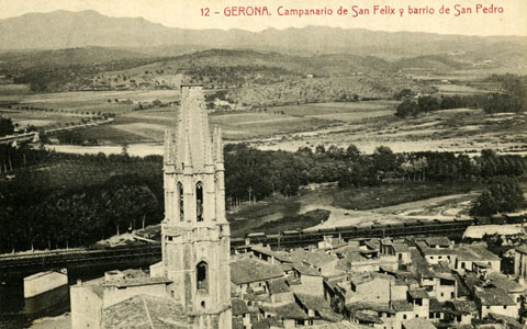 Vista des del campanar de la Catedral de Girona del campanar de l'esgl&eacute;sia de Sant Feliu i del barri de Sant Pere. 1906