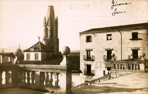 Vista del convent del Cor de Maria i el campanar de l'esgl&eacute;sia de Sant Feliu des de les escales de la Catedral. 1919