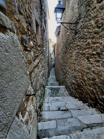 Actual carrer de Sant Lloren&ccedil;, al Call de Girona