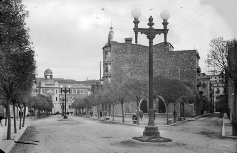 Xamfr&agrave; entre el carrer Anselm Clav&eacute; (dreta) i l'Avinguda de Jaume I (esquerra). 1925