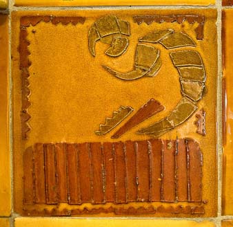 Rajola de la fa&ccedil;ana de l'Escola d'Arts i Oficis, del carrer Anselm Clav&eacute;