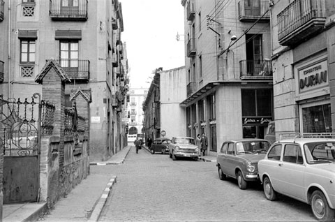 El carrer Anselm Clav&eacute;.  A l'esquerra, l'entrada del Xalet Juand&oacute;, a l'encreuament amb el carrer del Nord. Al fons, la pla&ccedil;a Independ&egrave;ncia. 1970