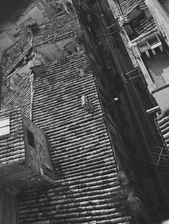 Vista des d'un punt elevat de les obres d'enderroc d'un tram de cases del carrer Anselm Clav&eacute; per alinear les fa&ccedil;anes. 1974