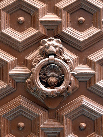 Detall de la porta de l'habitatge de la travessia de l'Auriga n&uacute;mero 8