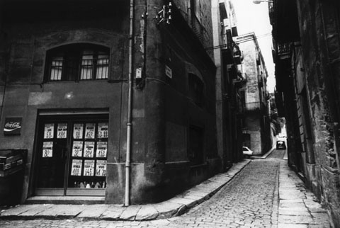 El carrer de l'Auriga. Al fons, la pujada de la Merc&egrave;. 1984