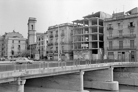 L'edifici d'Euritmia a la cantonada del carrer dels Banyoles i la pla&ccedil;a Catalunya. 1982