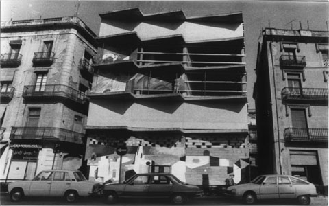 El bolet escap&ccedil;at amb el mural pintat per Josep Perpiny&agrave;. 1983
