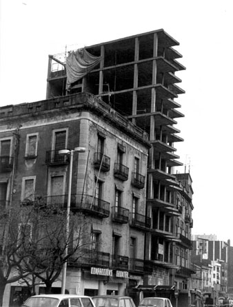 El 'bolet' inacabat de la pla&ccedil;a Catalunya, entre els carrers dels Banyoles i de Troia, abans de l'enderrocament de les quatre plantes il&middot;legals. 1982