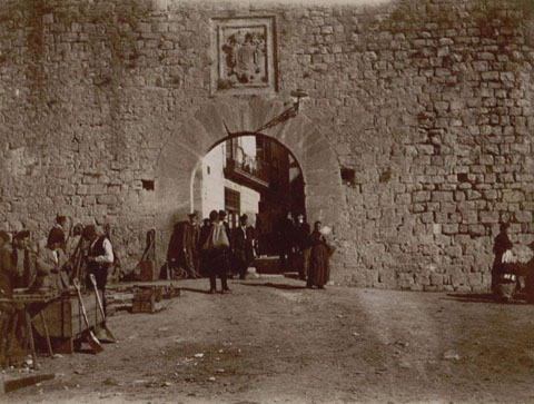 El portal de l'&Agrave;ngel. Ca. 1900. Estava situat a tocar l'Onyar, on actualment hi ha la Rambla Verdaguer