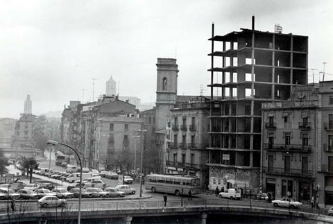 L'edifici d'Euritmia a la cantonada del carrer dels Banyoles i la pla&ccedil;a Catalunya. 1982