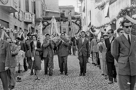 Process&oacute; de la Mare de D&eacute;u de F&agrave;tima al seu pas per carrer de les Hortes. Al fons, l'esgl&eacute;sia de Santa Susanna i l'actual Museu del Cinema. 1951