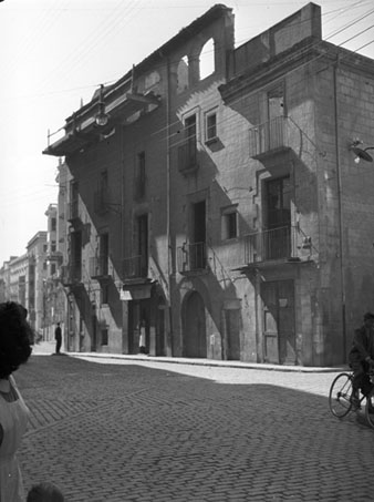 Fase inicial d'enderroc d'una casa g&ograve;tica situada a la cantonada entre el carrer Santa Clara i el carrer Hortes. Actualment en aquest punt hi ha ubicat el bloc Culubret Picamal. 1950