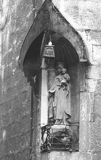 Mare de D&eacute;u de la Merc&egrave;, instal&middot;lada en una forn&iacute;cula a la cru&iuml;lla del carrer Nou del Teatre amb la pla&ccedil;a del Pallol abans de la restauraci&oacute;. 1984