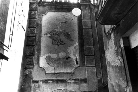 Acc&eacute;s a les escales que comuniquen amb el carrer de Sant Josep, on Joan Anton Palacios 'Palau' i Llu&iacute;s Hereu varen pintar el 1978 un Boig del Tarot. 1987
