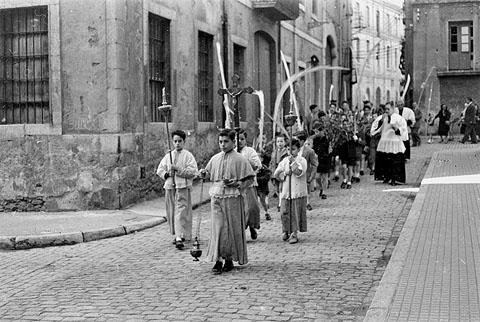 Diada de Corpus al carrer de  la S&egrave;quia. A l'esquerra, l'edifici de l'actual Museu del Cinema. 1956