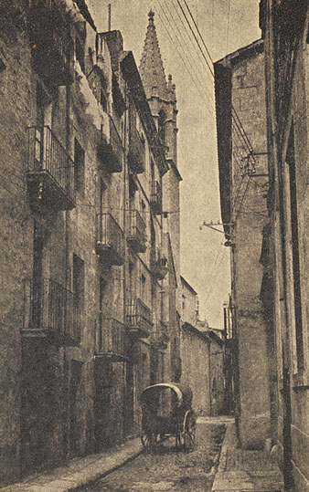 El carrer de la S&egrave;quia. Al fons, el campanar de l'esgl&eacute;sia de Santa Susanna del Mercadal. 1925