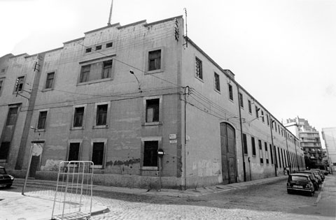 Edifici de la f&agrave;brica Grober a la cantonada del carrer de la S&egrave;quia, a l'esquerra, i el carrer Crist&ograve;fol Grober, a la dreta. 1986