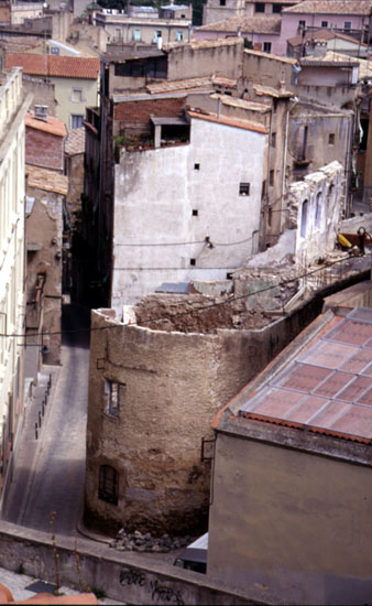 Enderrocament d'un edifici a la cru&iuml;lla entre el carrer del Portal Nou i el carrer de Sant Josep. 1996
