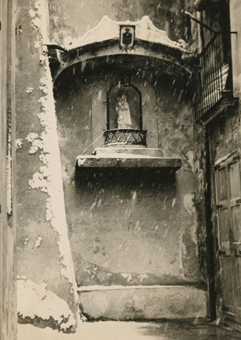 Forn&iacute;cula de la Mare de D&eacute;u de la Merc&egrave; al carrer dels Vern durant una nevada. 1959