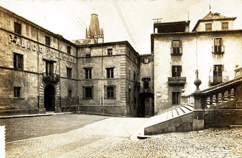 Imatge lateral de l'escalinata. S'aprecia pel color de la pedra el darrer tram i ressoladors nous. Valent&iacute; Fargnoli i Annetta. Ca. 1910