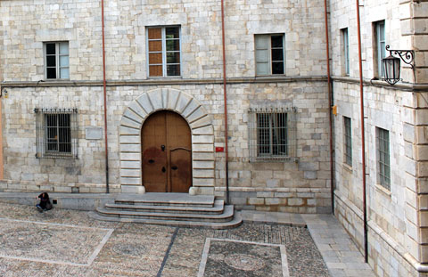 Vista actual de la pla&ccedil;a de la Catedral on s'observen els graons de la Casa Pastors. 2014