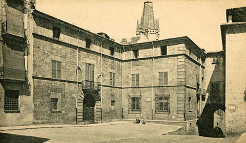 Pla&ccedil;a de la Catedral. 1905-1907. S'hi aprecia el repl&agrave; davant de la Casa Pastors, que no t&eacute; els esglaons actuals constru&iuml;ts quan es va rebaixar el terreny