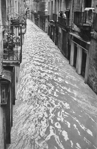 El carrer Ciutadans inundat despr&eacute;s del desbordament del riu Onyar. 1962