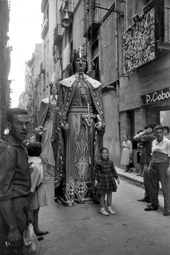 Process&oacute; de Corpus. Cercavila de gegants i capgrossos al carrer Ciutadans. 1963